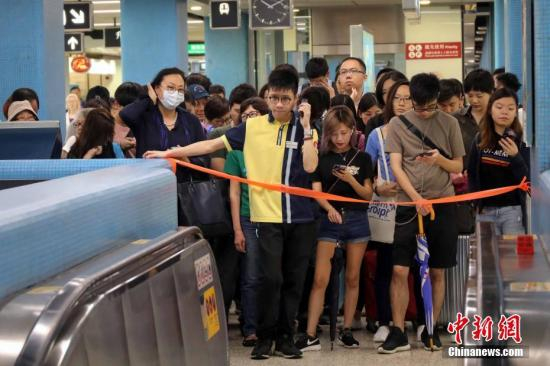 　　10月16日上午，由于香港港铁信号系统故障，港铁荃湾线，观塘线及港岛线列车需要减慢车速行驶，服务大受影响。港铁九龙塘站实施人流管制措施，大批上班市民受到影响，地铁站场面十分拥挤。中新社记者 谢光磊 摄