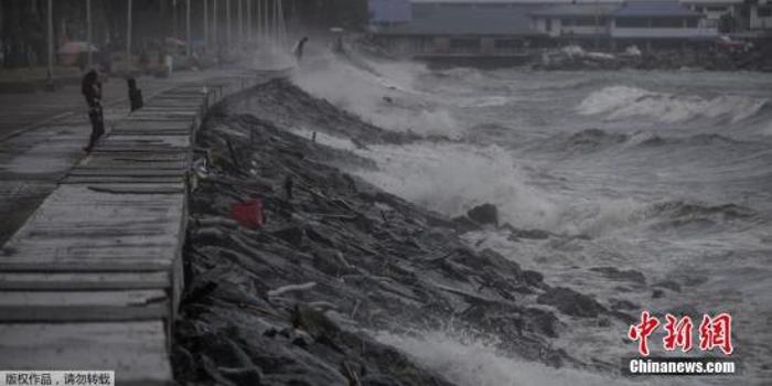 台风玉兔登陆菲律宾致6人遇难 近万人大疏散