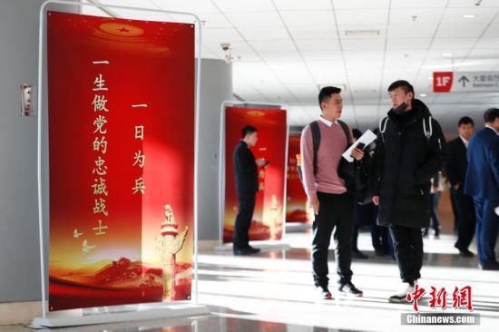 　　资料图：北京市退役军人事务局举办“2018年北京市退役军人就业双选会”，近300家中央、市属企业和优质大型民营企业提供近千个就业岗位，千余名退役士兵到现场咨询、应聘。中新社记者 富田 摄