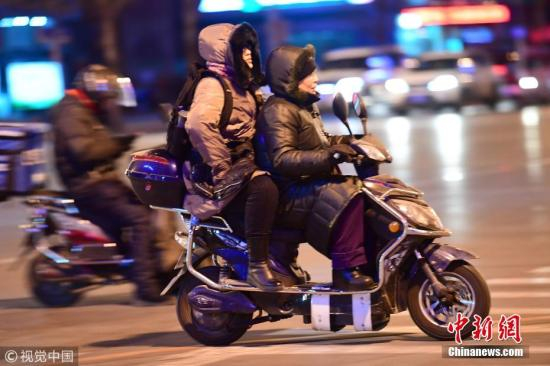 资料图：民众“全副武装”出行。 图片来源：视觉中国