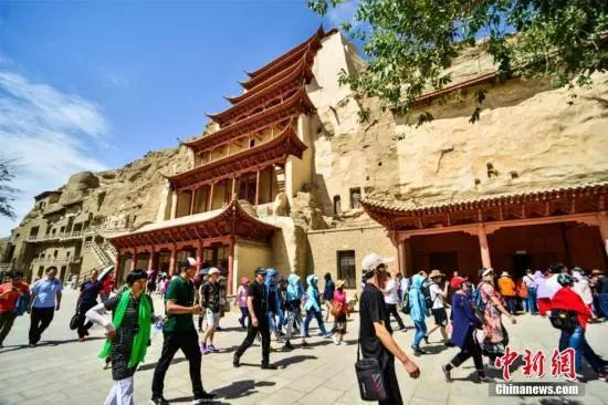 资料图：莫高窟游人如织。王斌银 摄