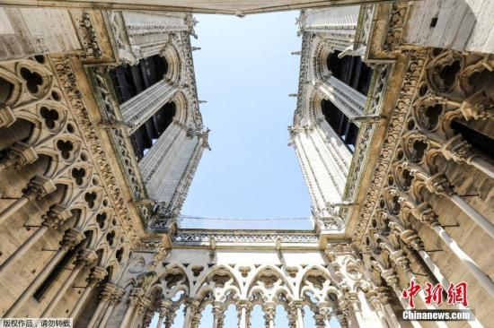  图为火灾发生前，巴黎圣母院的塔楼。