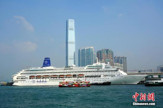 “鼓浪屿”号英文名为“PIANO LAND”，总吨数约7万吨，长度260米，宽度32.2米，最大航速24节；共有13层甲板，941间客房，可载客1880人。中新社记者 张炜 摄