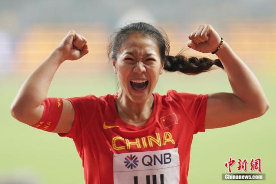 当地时间10月1日晚，在卡塔尔多哈举行的2019国际田联世界田径锦标赛女子标枪决赛中，中国选手刘诗颖与吕会会分别以65米88和65米49的成绩获得亚军和季军。图为刘诗颖在比赛后庆祝。中新社记者 泱波 摄