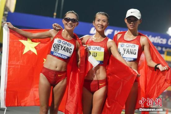  图为刘虹（中）、切阳什姐（左）和杨柳静（右）手持国旗庆祝。中新社记者 泱波 摄