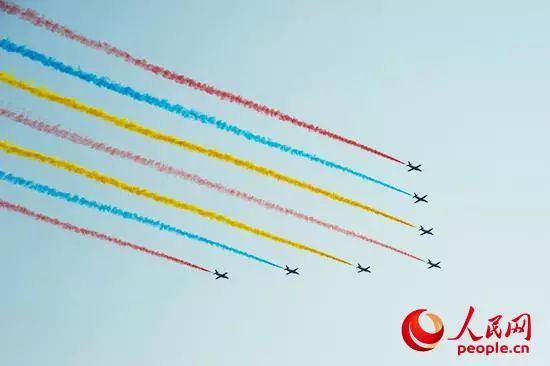 教练机梯队以整齐的彩烟向祖国致敬。刘川 摄