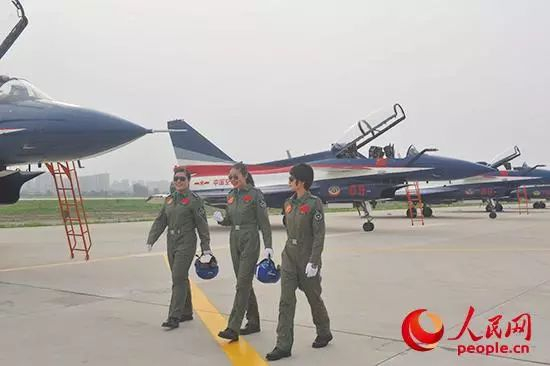 左为盛懿绯，中为何晓莉，右为陶佳莉。林国彬 摄