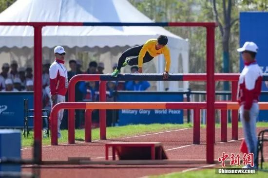  10月20日，在湖北省武汉举行的第七届世界军人运动会军事五项女子个人全能障碍跑项目中，中国队选手卢嫔嫔以2分10秒09的成绩打破该项目世界纪录，排名第一。图为中国队选手卢嫔嫔在比赛中。中新社记者 何蓬磊 摄