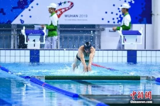  资料图：10月21日，第七届世界军人运动会军事五项比赛障碍游泳在武汉市陆军工程大学军械士官学校军事五项障碍游泳比赛场地开赛。中新社记者 何蓬磊 摄