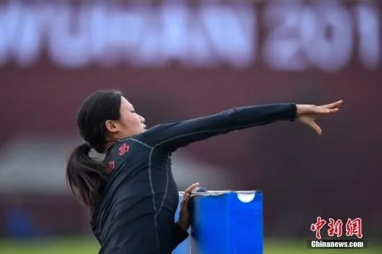  10月21日，第七届世界军人运动会军事五项女子个人全能投弹比赛在湖北武汉进行。经过角逐，中国选手管超楠排名第一。图为中国选手管超楠在比赛中。中新社记者 何蓬磊 摄
