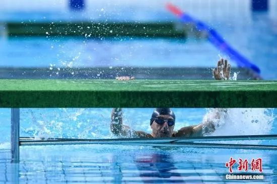 10月21日，第七届世界军人运动会军事五项比赛障碍游泳在武汉市陆军工程大学军械士官学校军事五项障碍游泳比赛场地开赛。图为选手在比赛中。中新社记者 何蓬磊 摄