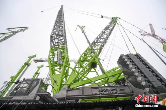  资料图：履带起重机。杨华峰 摄