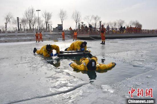 酒泉消防开展冰上救援培训演练 加强人才队伍建设
