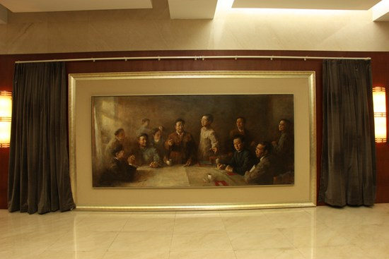 　　在九院九所办公大楼的走廊上，悬挂着一幅巨大的油画。油画还原了当年一次关于技术思路的争论。周光召面向彭桓武，似寻求彭公评判，程开甲在其身后微笑不语。