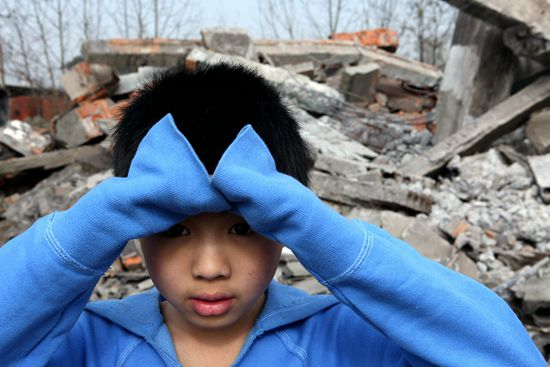 廖岑在汉旺镇地震废墟