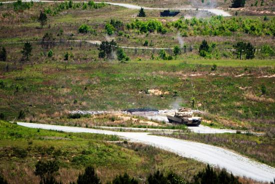 图为美陆军坦克正在参加“苏利文杯”坦克竞赛