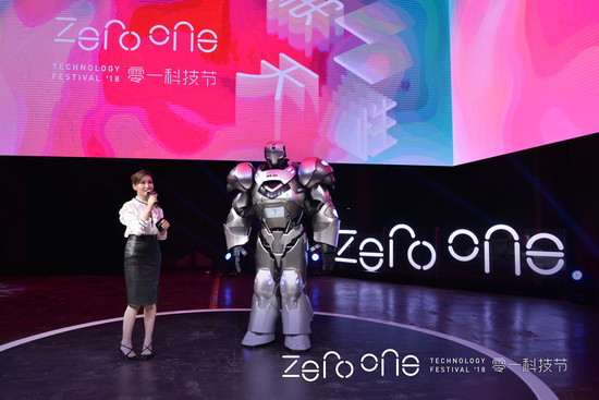 开幕式上NK01与主持人互动