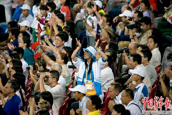 2008年8月21日，国家体育场“鸟巢”，志愿者带领观众为运动员鼓掌。中国青年报·中青在线记者&nbsp;陈剑/摄