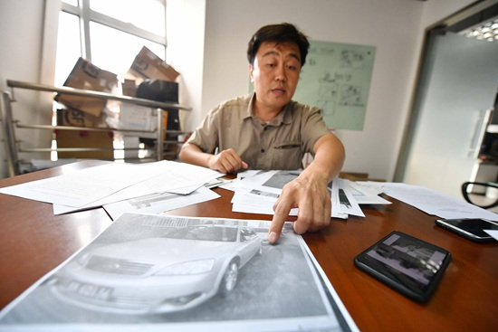 杨晓在展示自己收集的相关证据