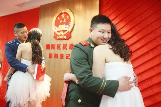 军人情侣办理集体登记。