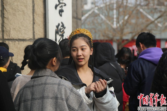 2月25日，北京电影学院，考生走出考场时接受媒体采访。实习生&nbsp;王艺霏/摄
