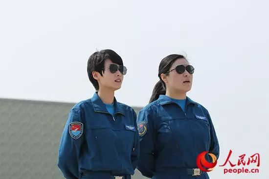  展望未来，信心无限。左为陶佳莉，右为盛懿绯。林国彬 摄