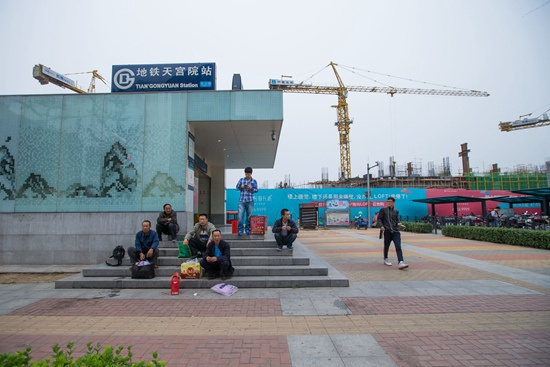 2014年9月28日，北京地铁4号线天宫院站，南来北往的异乡客。本版图片均由视觉中国供图