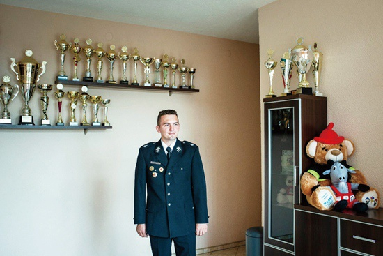 志愿消防局的公共休息室里，展示着“娘子军”为奥得河村赢回的奖牌和奖杯。