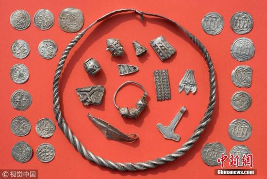 　　近日，德国沙普罗德，一名业余考古学家和一名13岁男孩挖掘出一个“重要”宝藏，可能属于丹麦传奇国王哈拉尔蓝牙王。之后，该地区考古局在周末展开400平方米的挖掘工作。 图片来源：视觉中国