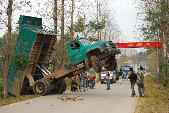 　　2010年10月17日，湖南常德汉寿县的一乡村公路上，一辆货车因超载导致事故。视觉中国供图