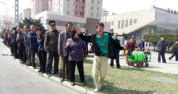 沿街的平壤民众。