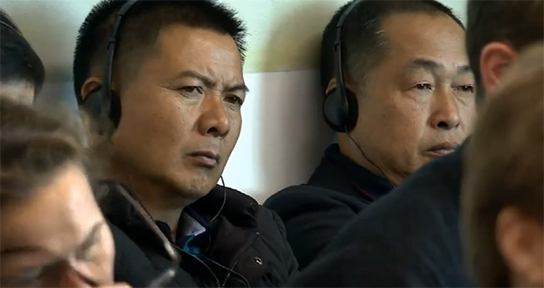 听证会上的中国福建村民 荷兰电视台截图