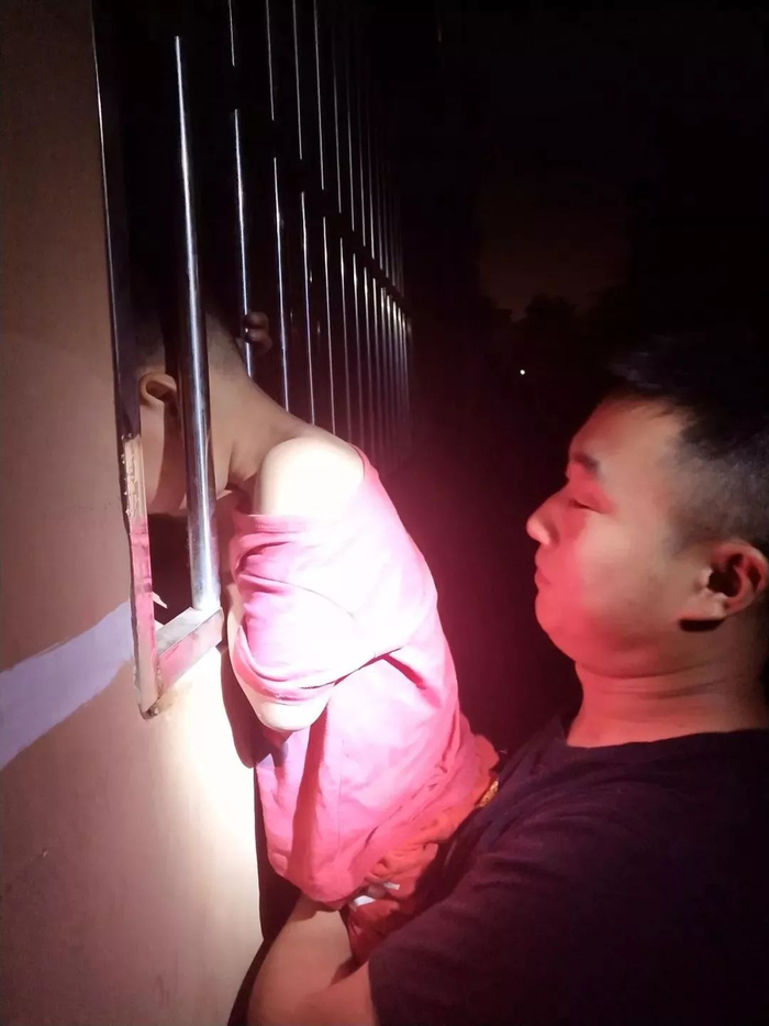  ▲高礼江第一个托起了男孩。 刘京伟供图