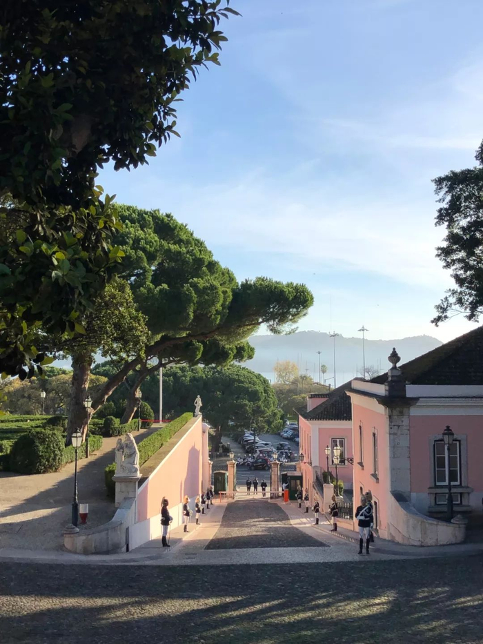 △礼兵分列在总统府入口两侧。（央视记者马亚阳拍摄）