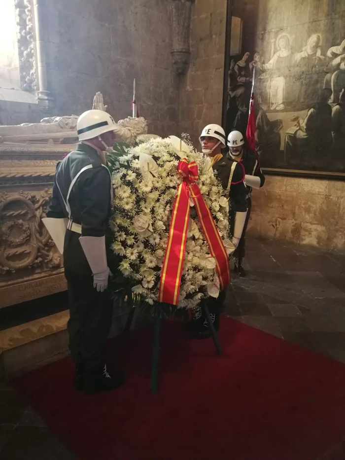  △葡萄牙礼兵将习近平献给卡蒙斯墓的花环置于陵墓前。（央视记者钟锐拍摄）