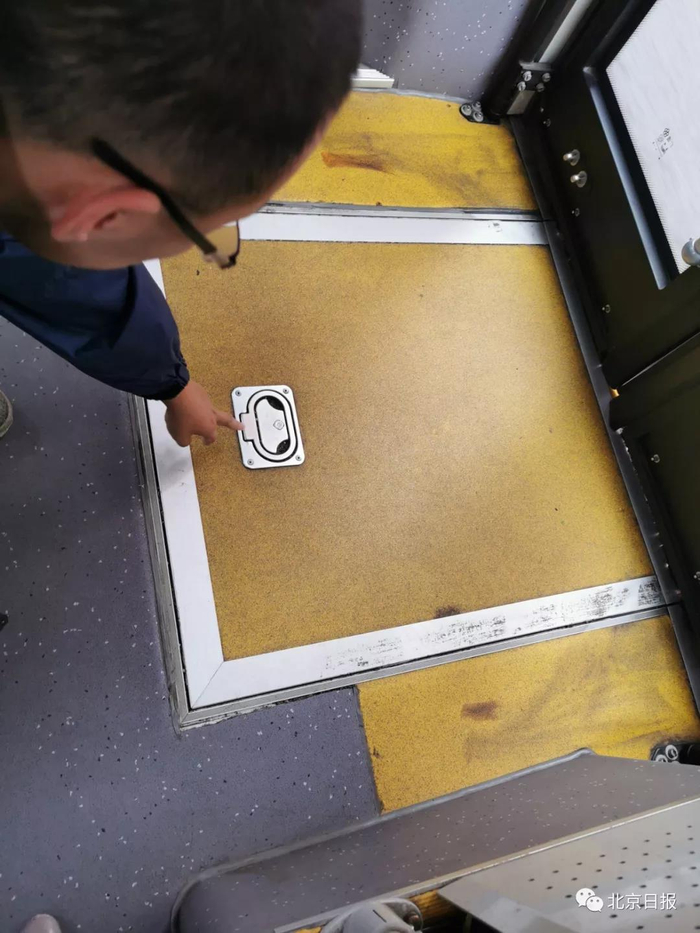  公交车上无障碍踏板生锈难打开。