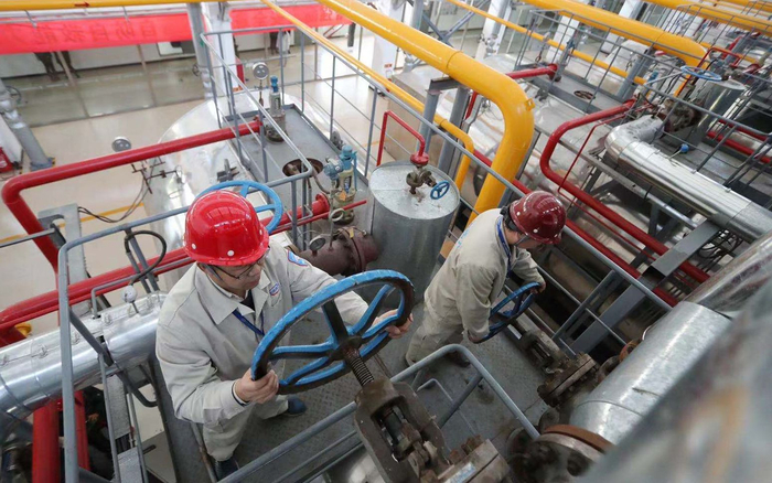 　　11月7日，北京热力集团朝一分公司花家地供热服务中心，工作人员调整锅炉流量。摄影/新京报记者&nbsp;王贵彬