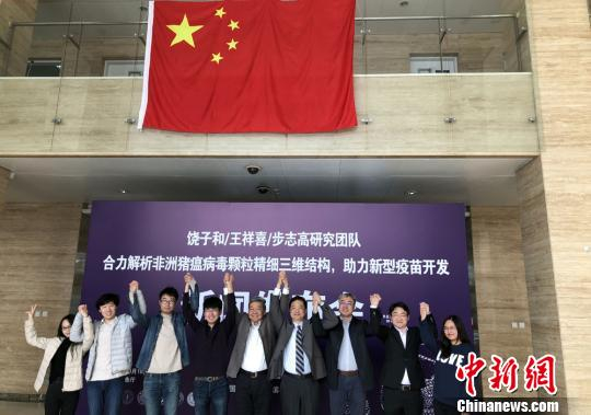 发布会前，研究团队成员合影。　孙自法　摄