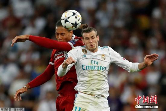  皇马在上届世俱杯中完成三连冠。资料图：皇马球员贝尔（右）在2018年对阵利物浦欧冠决赛中。