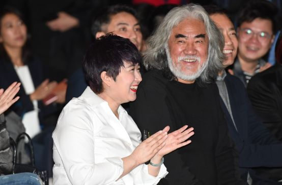 ▲2017年3月20日，曼荼罗影视战略发布会上，张纪中为女儿张语芯站台（图片来源：东方IC）