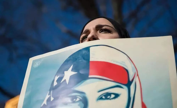 2月4日，在美国首都华盛顿，上千名民众在白宫附近进行游行示威活动，抗议美国总统特朗普此前签署的入境限制令。新华社/法新社