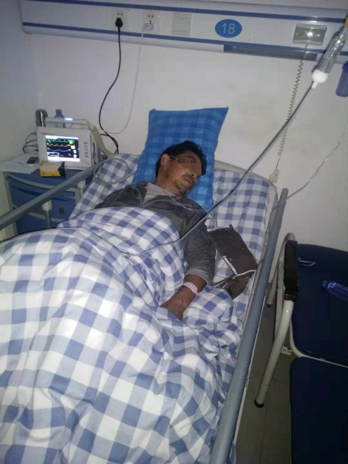 肖先生的父亲无防护接触泄漏物身体不适入院治疗，受访者供图