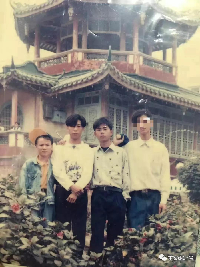 　林晓明、林卫东、林浩平等人年轻时合影。受访者供图