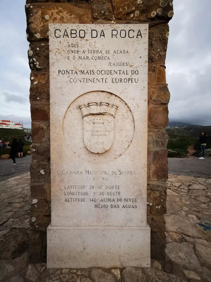 △在罗卡角临海而立的石碑上刻着葡萄牙诗人卡蒙斯的名句：“陆止于此，海始于斯”。（央视记者张晓鹏拍摄）