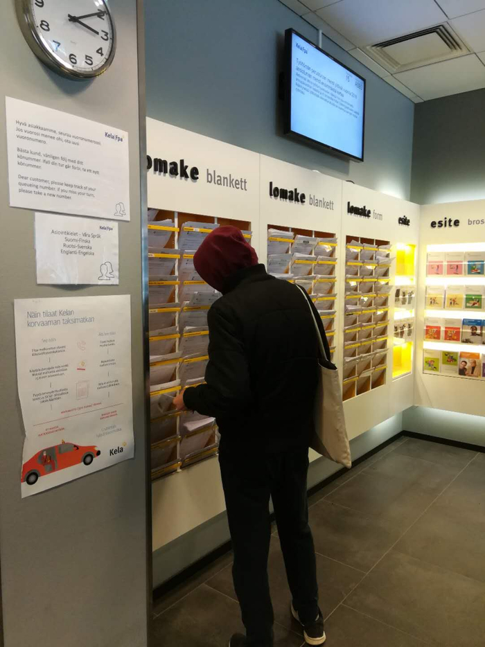 芬兰国民社保局内，一名申请补贴者正从种类繁多的申请表中找自己需要的材料。&nbsp;&nbsp;&nbsp;&nbsp;&nbsp;&nbsp;&nbsp;&nbsp; 张蕾摄&nbsp;