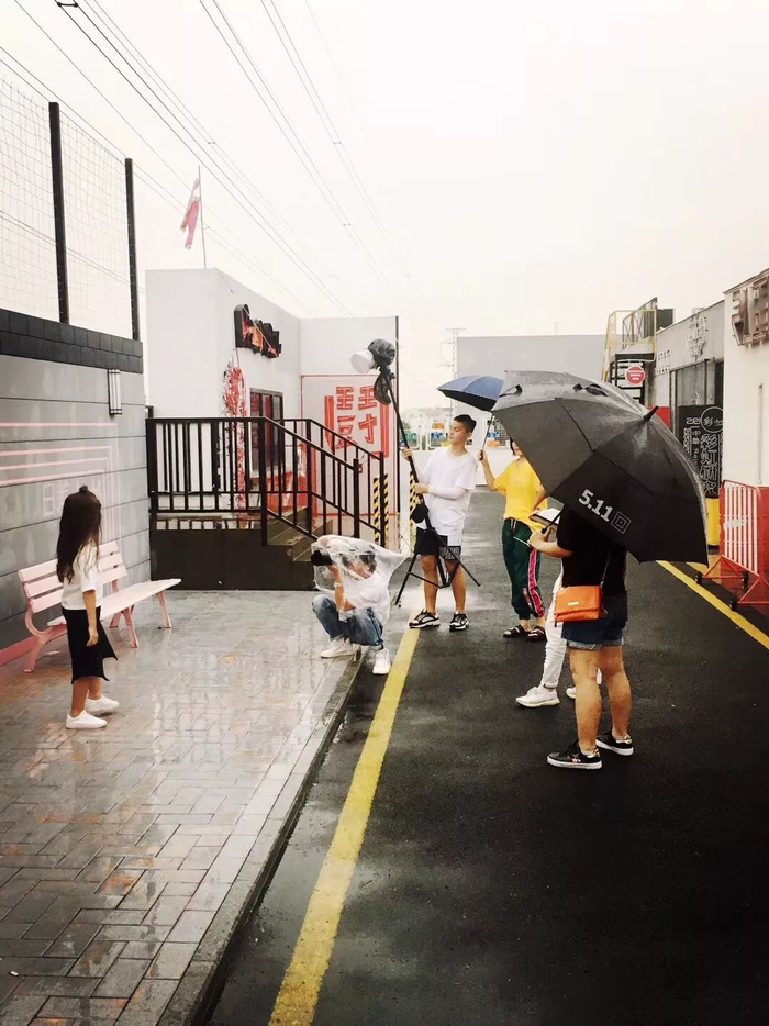 下午开始下雨，Tiffany正淋着雨拍照。