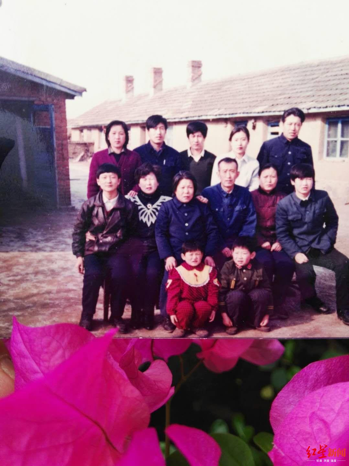 　　后排左侧两人是王树林夫妇，前排红衣小女孩是王敏。