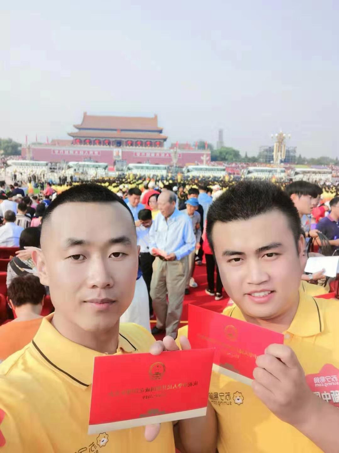 快递小哥蓝功智与同事在天安门广场自拍合影。