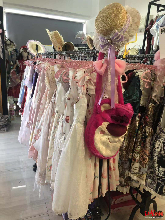  ↑ 空白店铺内的Lo裙