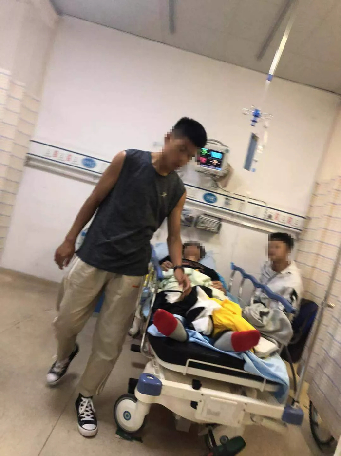 受伤学生在医院接受治疗。&nbsp; &nbsp;海峡都市报·闽南版 图